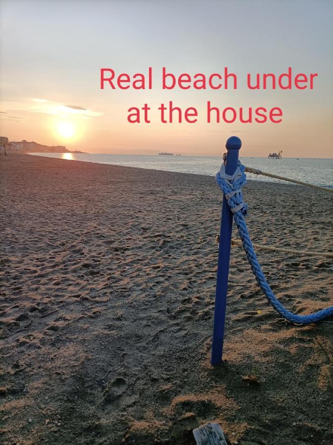 House Of Fly With Sea View, Front The Beach ซาโวนา ภายนอก รูปภาพ